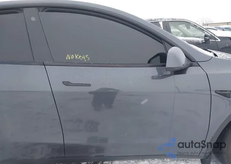 2022 Tesla Model Y Long Range Dual Motor All-Wheel Drive z USA, uszkodzony, nr VIN 7SAYGDEE6NF450743